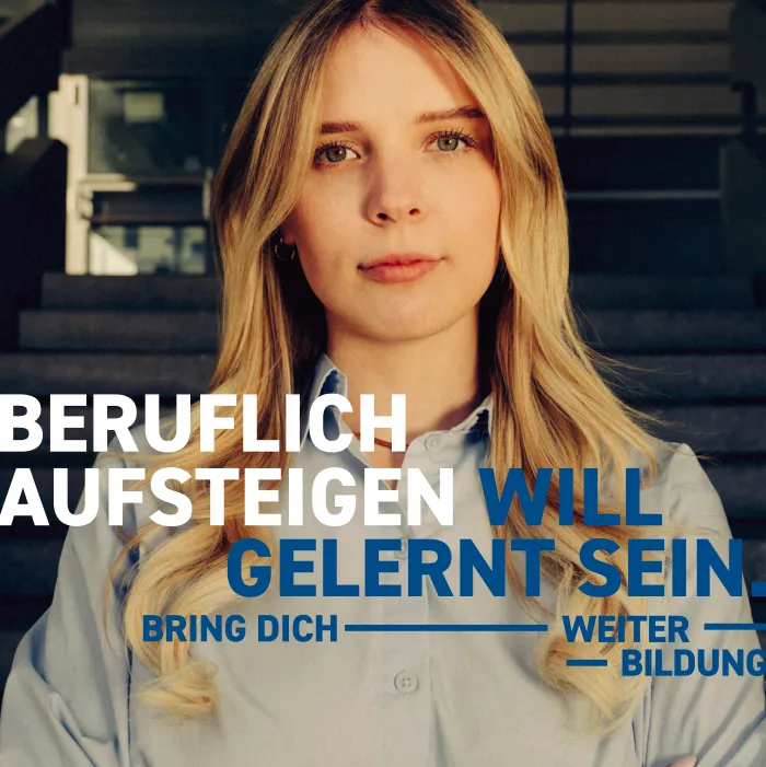 Junge blonde Frau schaut freundlich nach vorne. Text auf Bild: Beruflich aufsteigen will gelernt sein. Bring dich weiter Bildung.