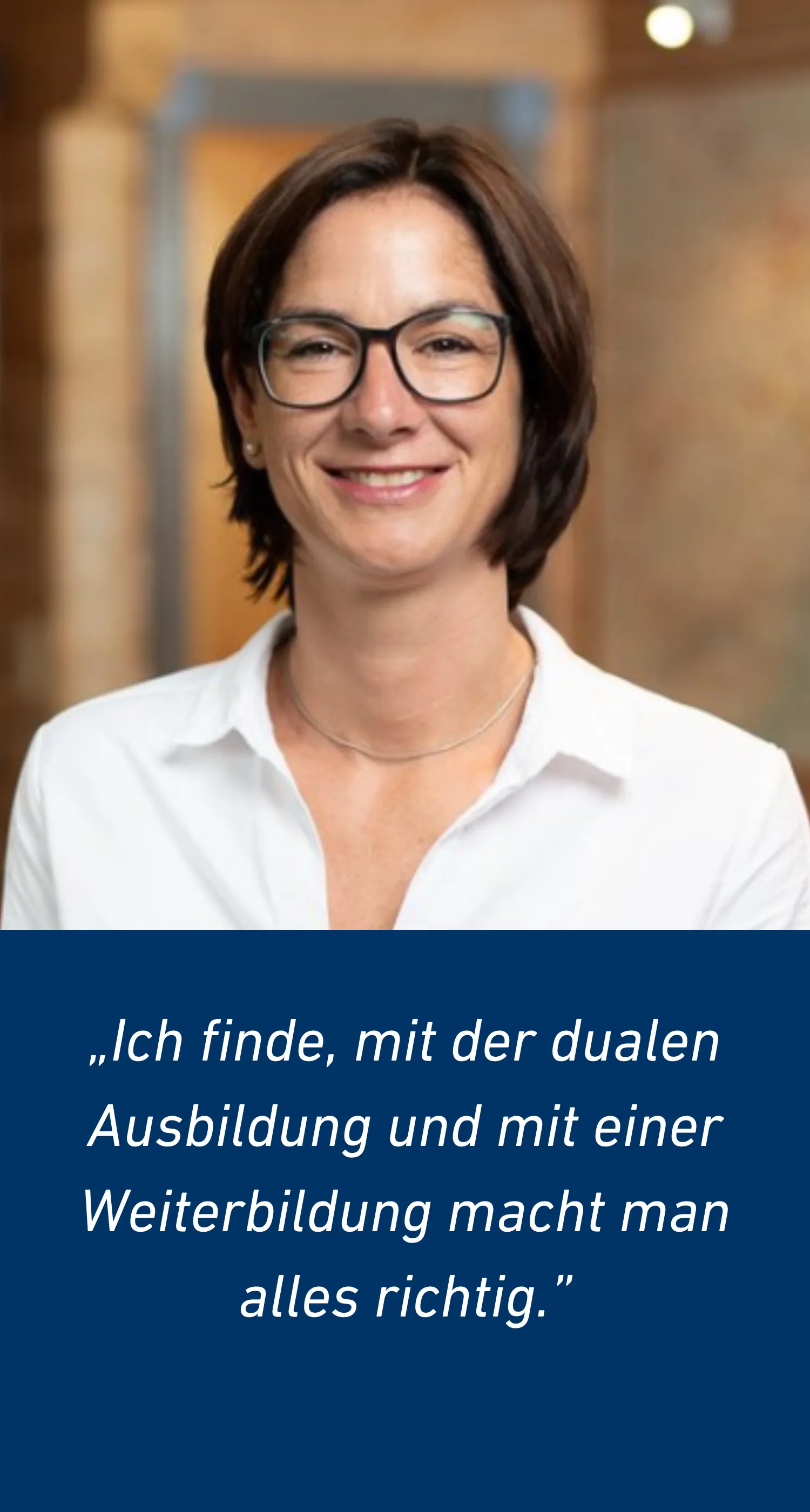 Porträt von Maren Bott, Geschäftsführerin von Bott Bau. Sie hat braune, schulterlange Haare und trägt eine weiße Bluse. Text: Ich finde, mit der dualen Ausbildung und mit einer Weiterbildung macht man alles richtig.