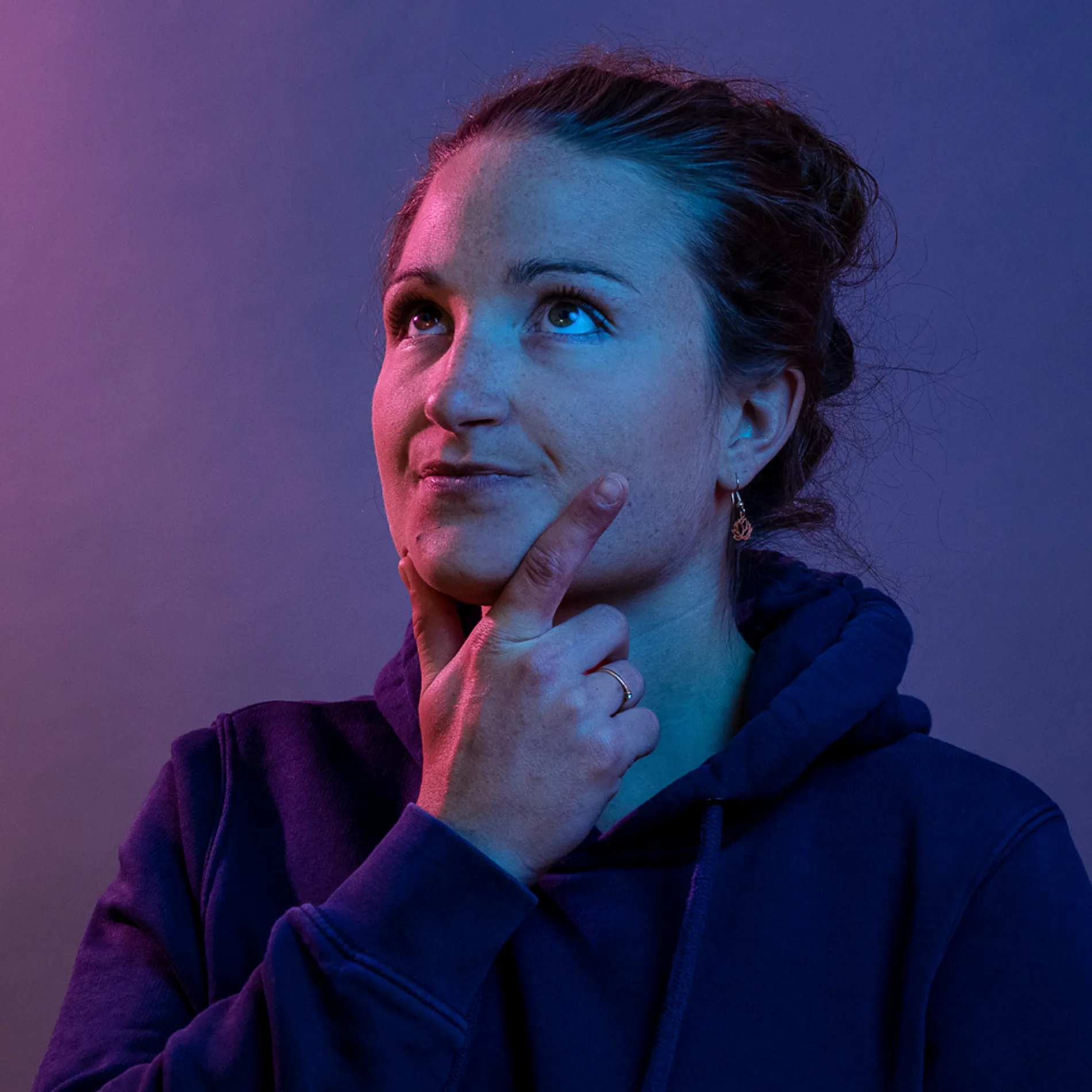 Aufsteiger-Botschafterin Marie hält ihren Zeigefinger an die Wange und denkt nach.