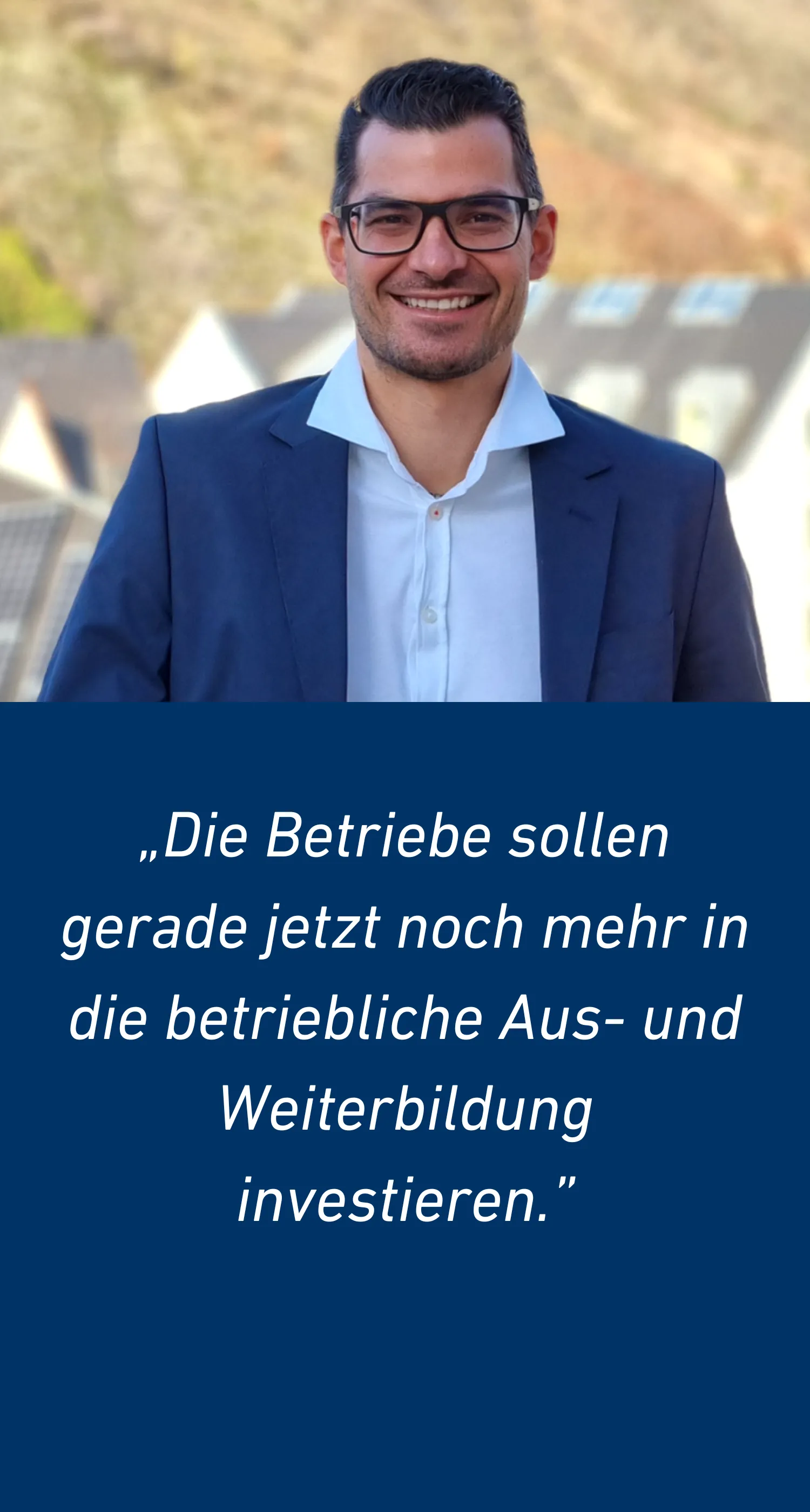 Aufsteiger Markus lächelt in die Kamera, im Hintergrund eine Stadtlandschaft. Darunter ein Zitat: Die Betriebe sollten gerade jetzt noch mehr in die betriebliche Aus- und Weiterbildung investieren.