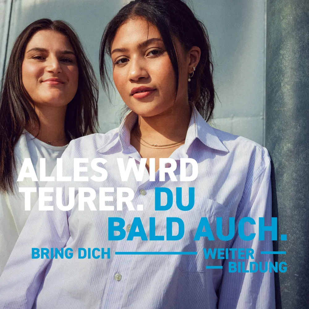 Zwei junge Frauen lächeln. Die linke Frau hat glatte braune Haare, die rechte trägt einen schwarzen Zopf. Text im Bild: „Alles wird teurer. Du bald auch. Bring dich weiter. Bildung.“