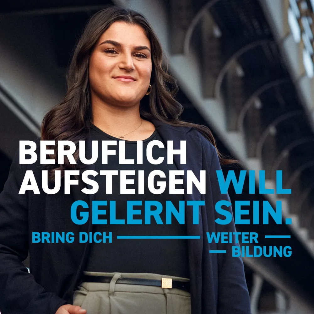 Eine junge Frau mit schwarzen Haaren steht in schwarzer Bluse und schwarzem Blazer vor einer dunklen Brücke. Text im Bild: „Beruflich aufsteigen will gelernt sein. Bring dich weiter. Bildung.“