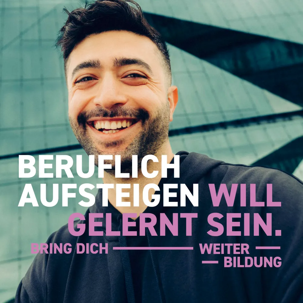 Ein junger Mann mit schwarzen Haaren und kurzem Bart lächelt freundlich. Text im Bild: „Beruflich aufsteigen will gelernt sein. Bring dich weiter. Bildung.“