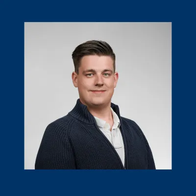 Profilbild vom Wirtschaftsfachwirt Marcel. Er lächelt freundlich und hat braune, kurze Haare.