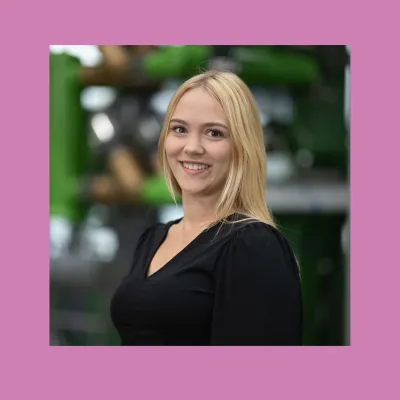Portrait von Alexandra. Sie hat blonde Haare, braune Augen und lächelt. Sie trägt eine schwarze Bluse und ist geprüfte Personalfachkauffrau.